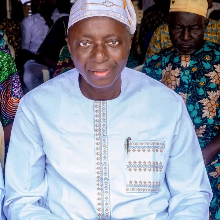 APC Candidate, Alliu Presents Benches to Budo-Iya Iseyin Community in Fulfilment of Campaign Promise